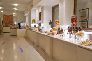 una caffetteria con buffet di cibi su un bancone di Art&Park Hotel Union Lido a Cavallino-Treporti