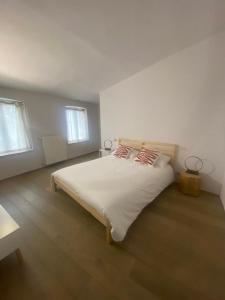 ein weißes Schlafzimmer mit einem großen Bett mit zwei Kissen in der Unterkunft I Ponti Canal House in Sanzinnen