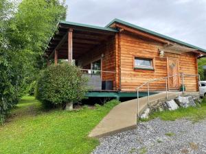 a log cabin with a porch and a ramp at Camping Hierhold in Kumberg