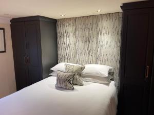 鲍特里Cosy Cottage Central Bawtry - 2 Bedroom - High End Furnishings的卧室里有一张床，床单和枕头都是白色的