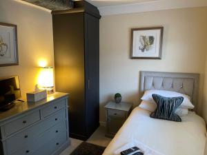 鲍特里Cosy Cottage Central Bawtry - 2 Bedroom - High End Furnishings的一间卧室配有一张床和一个带灯的梳妆台