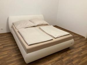 a bed with white sheets and pillows in a room at Ferienwohnung/Monteurwohnung/ Kurzzeitmiete in Bracht in Brüggen