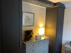 Cosy Cottage Central Bawtry - 2 Bedroom - High End Furnishings的电视和/或娱乐中心