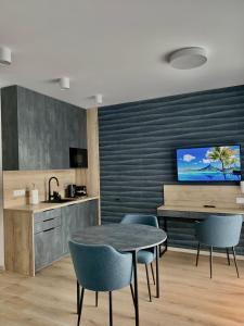 Televízia a/alebo spoločenská miestnosť v ubytovaní REMAR - Apartamentai prie Biale Ežero