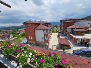 a view of a city with flowers on a roof at Апартамент за гости Боляри in Velingrad
