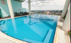 una gran piscina en la parte superior de un edificio en StayInn Gateway Hotel Apartment, 2-bedroom Kuching City PrivateHome en Kuching
