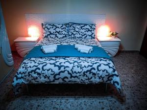 ein Schlafzimmer mit einem blauen und weißen Bett mit zwei Kissen in der Unterkunft Villa Costanza in Ripa Teatina