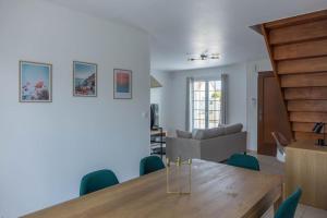 - une salle à manger avec une table et un canapé dans l'établissement Paisible maison proche Chambord, à Beaugency