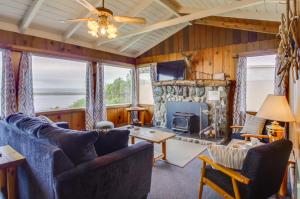 een woonkamer met banken en een open haard bij Rustic Coastal Smith River Cottage with Ocean Views! in Smith River