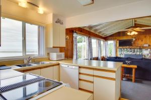 een keuken met een wastafel en een aanrecht bij Rustic Coastal Smith River Cottage with Ocean Views! in Smith River