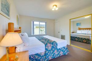 um quarto de hotel com duas camas e um espelho em Rustic Coastal Smith River Cottage with Ocean Views! em Smith River