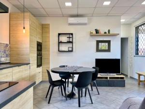 TV a/nebo společenská místnost v ubytování Casa Zefiro, tra pineta e mare!