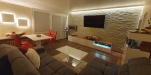 ein Wohnzimmer mit einem Sofa und einem Flachbild-TV in der Unterkunft Appartementwohnung Central Bad Sachsa in Bad Sachsa