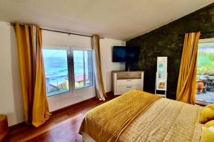 Schlafzimmer mit einem Bett und Meerblick in der Unterkunft Haven of Serenity in São Vicente