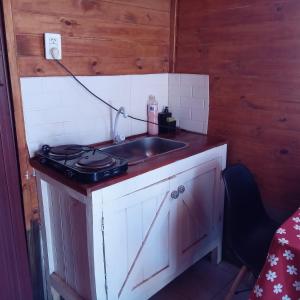 una cucina con lavandino e piano cottura di Cabaña Cachi a Cachí