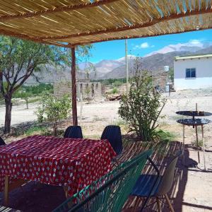 stół i krzesła ze stołem i widokiem na pustynię w obiekcie Cabaña Cachi w mieście Cachí