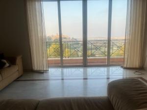 um quarto com uma grande janela com vista em Rabat Luxury Apartment em Rabat