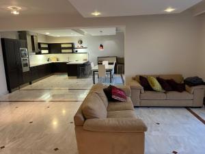 uma sala de estar com dois sofás e uma cozinha em Rabat Luxury Apartment em Rabat