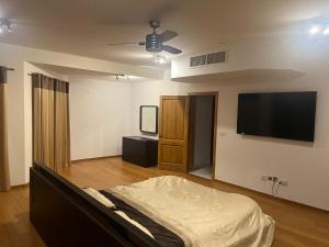 um quarto com uma cama e uma televisão de ecrã plano em Rabat Luxury Apartment em Rabat