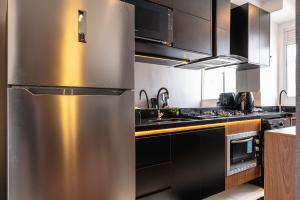 uma cozinha com um frigorífico de aço inoxidável em Apartamento Autódromo de Interlagos sp em São Paulo