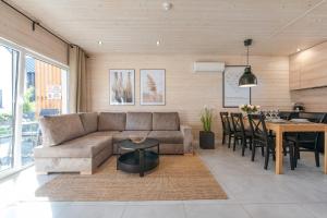 una sala de estar con un sofá y una mesa en Tropicana Gold, en Bobolin
