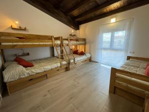 a room with two bunk beds and a window at Alameda Amable in La Zarza de Pumareda