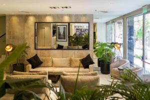 a living room with a couch and a mirror at Principado Downtown in Buenos Aires