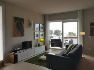 TV a/nebo společenská místnost v ubytování ZagHouses - sea view apartments in Sicily