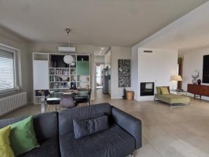 uma sala de estar com um sofá e uma mesa em ZagHouses - sea view apartments in Sicily em Agnone Bagni