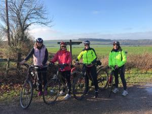 un grupo de personas de pie con bicicletas en una carretera en The Loft, Steep, Petersfield in Collyers Estate part of The South Downs National Park., en Petersfield