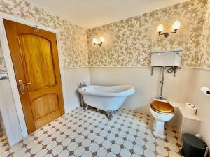 Koupelna v ubytování Osmund House, Salisbury Sleeps up to 19
