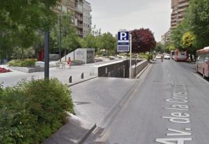 Una calle vacía en una ciudad con un estacionamiento en ROOMS Los MONTES, en Granada