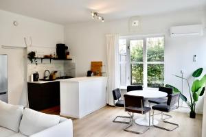 a kitchen and living room with a table and chairs at Boutique Appartement Oost in Nijmegen