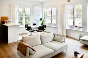 a living room with a white couch and a table at Boutique Appartement Oost in Nijmegen