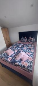 een bed met twee kussens in een slaapkamer bij Marina in Sesvete