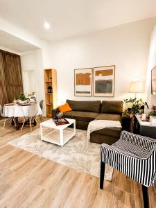 sala de estar con sofá y mesa en apartamento muy próximo a Valencia en Burjasot