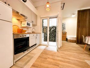 uma cozinha com um frigorífico e um fogão em apartamento muy próximo a Valencia em Burjassot