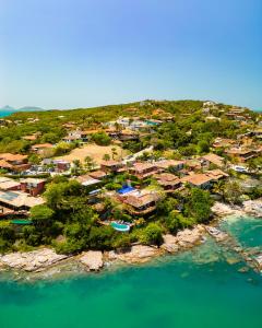 una vista aérea de una isla en el agua en Jubarte Hotel by Insólito, en Búzios