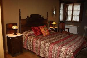 1 dormitorio con 1 cama grande y 2 lámparas en Casa María Cecilia, en Vega de Rengos