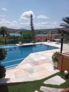 een zwembad met uitzicht op het water bij Suites Casa Maia in Capitólio
