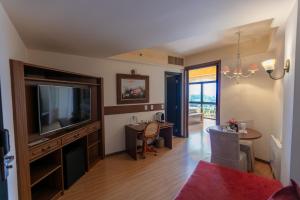 Uma TV ou centro de entretenimento em Spa do Vinho Condomínio Vitivinícola