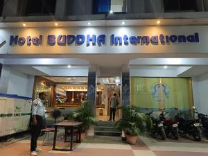 un homme debout devant un hôtel-buffle international dans l'établissement Hotel Buddha International, à Patna