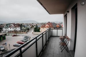 uma varanda com vista para um parque de estacionamento em AH Albelli em Košice