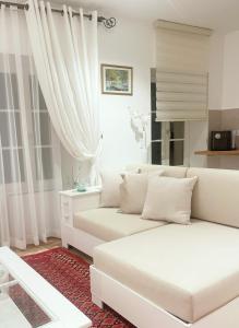 ein weißes Wohnzimmer mit einer weißen Couch in der Unterkunft Place Sainte Marguerite in Provins