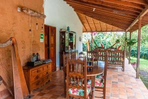 Una cocina con una mesa y sillas en una habitación. en Cabaña Rustica, en Montebello