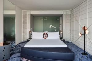 Ein Bett oder Betten in einem Zimmer der Unterkunft W Barcelona