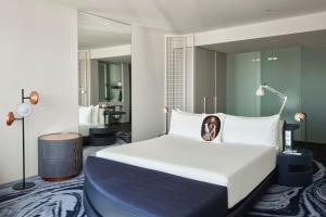 Ein Bett oder Betten in einem Zimmer der Unterkunft W Barcelona