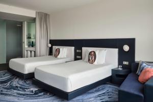 Ein Bett oder Betten in einem Zimmer der Unterkunft W Barcelona