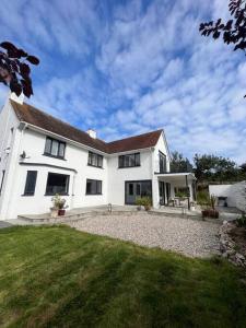 una gran casa blanca con un gran patio en Stunning home with magnificent views in East Devon, en Exeter