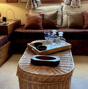 ein Wohnzimmer mit einem Tisch mit Brille darauf in der Unterkunft Cosy Apt For 4 In Courchevel in Courchevel